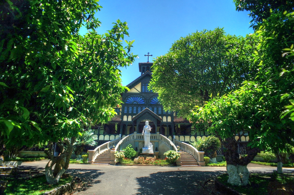 Mái ngói đỏ Tòa Giám mục Kon Tum