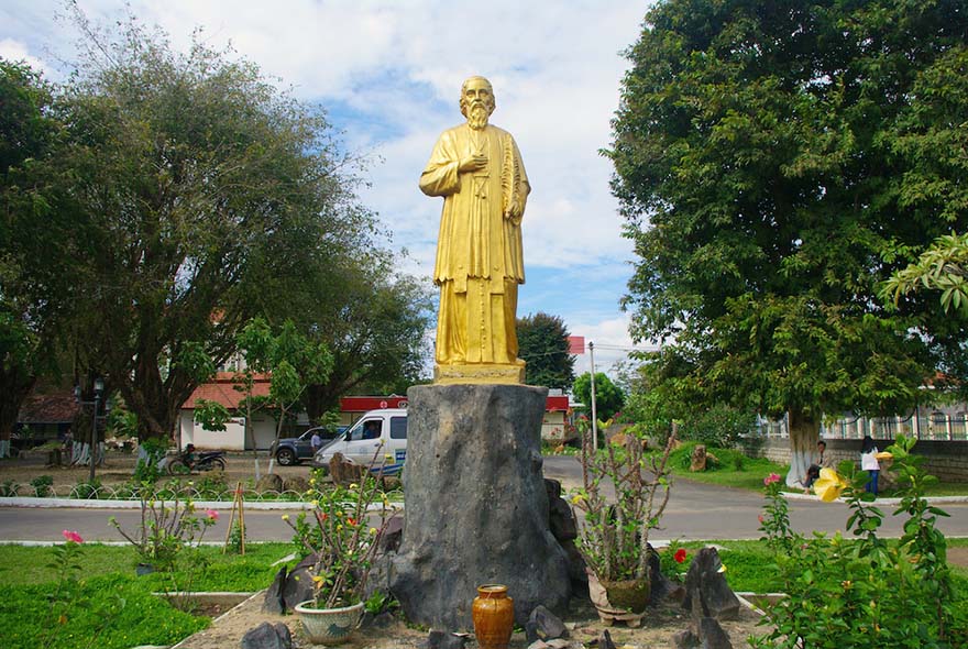 Tượng Đức Cha Martial Jannin Phước Tòa Giám mục Kon Tum