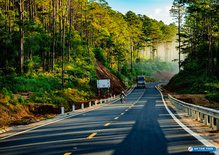 Tượng Đức Mẹ Măng Đen