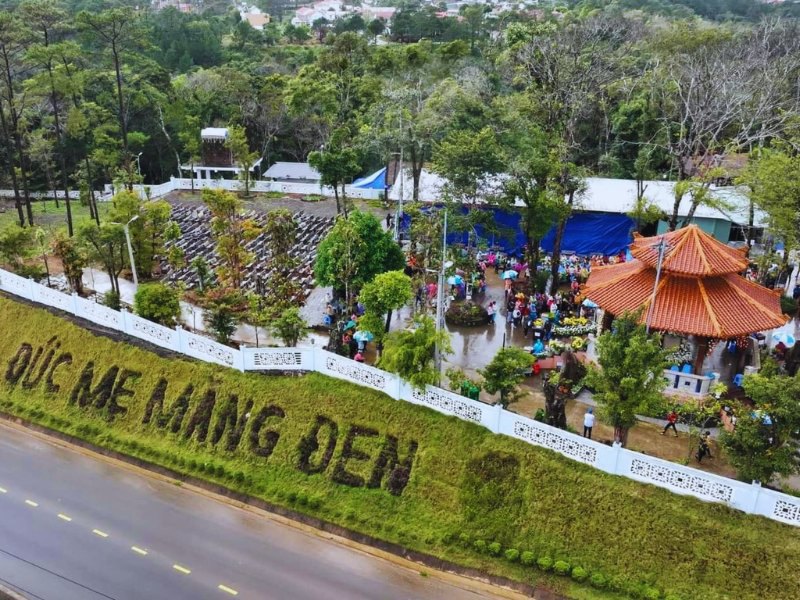 Tượng Đức Mẹ Măng Đen, Đức Mẹ Măng Đen, Thánh địa Đức Mẹ Măng Đen, Đức Mẹ Kon Tum Măng Đen