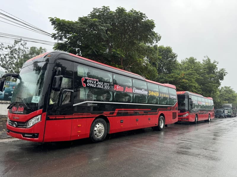 Khách du lịch trên xe Kim Anh Nha Trang Măng Đen Khách du lịch trên xe Kim Anh Nha Trang Măng Đen